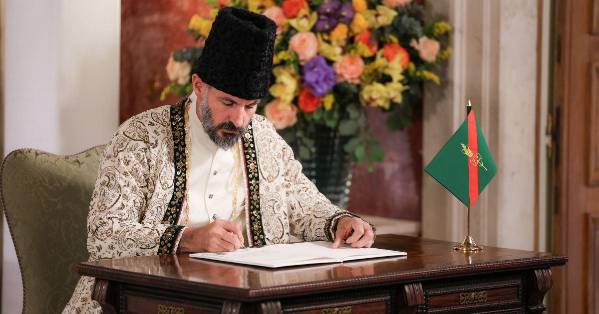 Aga Khan V durante a cerimónia de entronização. Foto Akbar Hakim IPL (1) Aga Khan V durante a cerimónia de entronização. Foto Akbar Hakim IPL (1)
