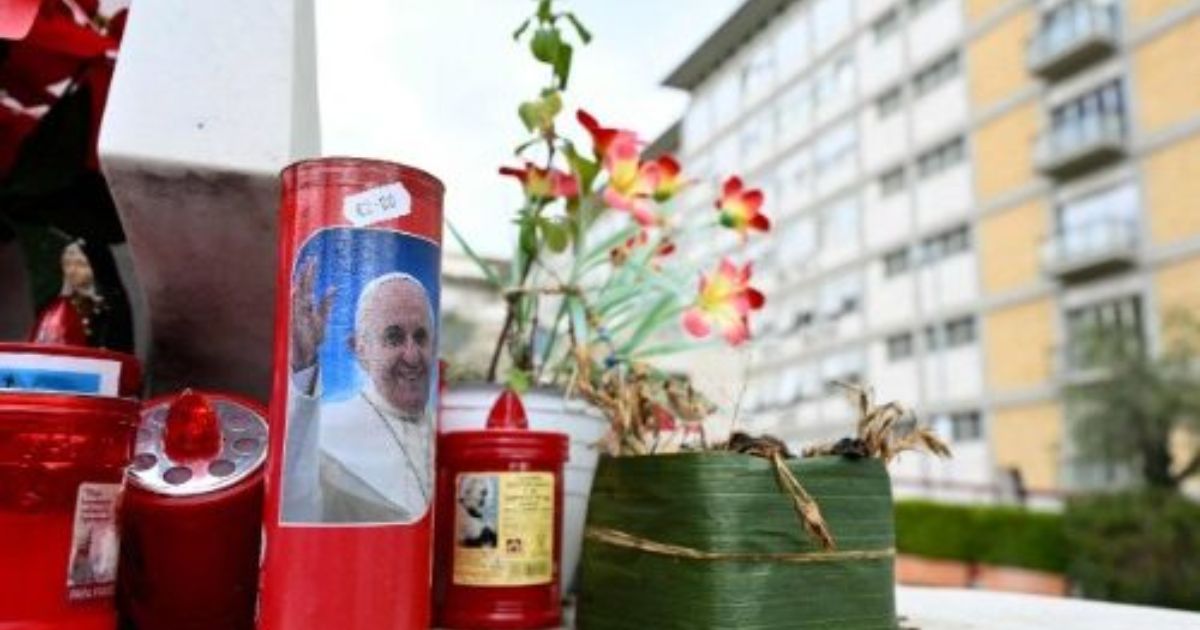 As manifestações de solidariedade para com o Papa em frente ao Hospital Gemelli, de Roma. Foto Vatican Media
