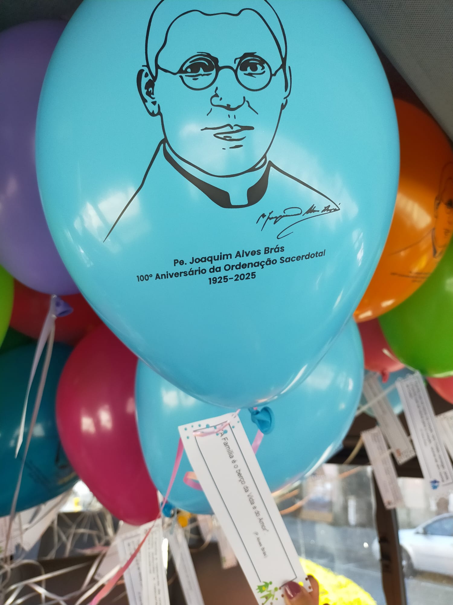 Balões alusivos ao centenário da ordenação sacerotal do padre Joaquim Alves Brás. Foto ISCF