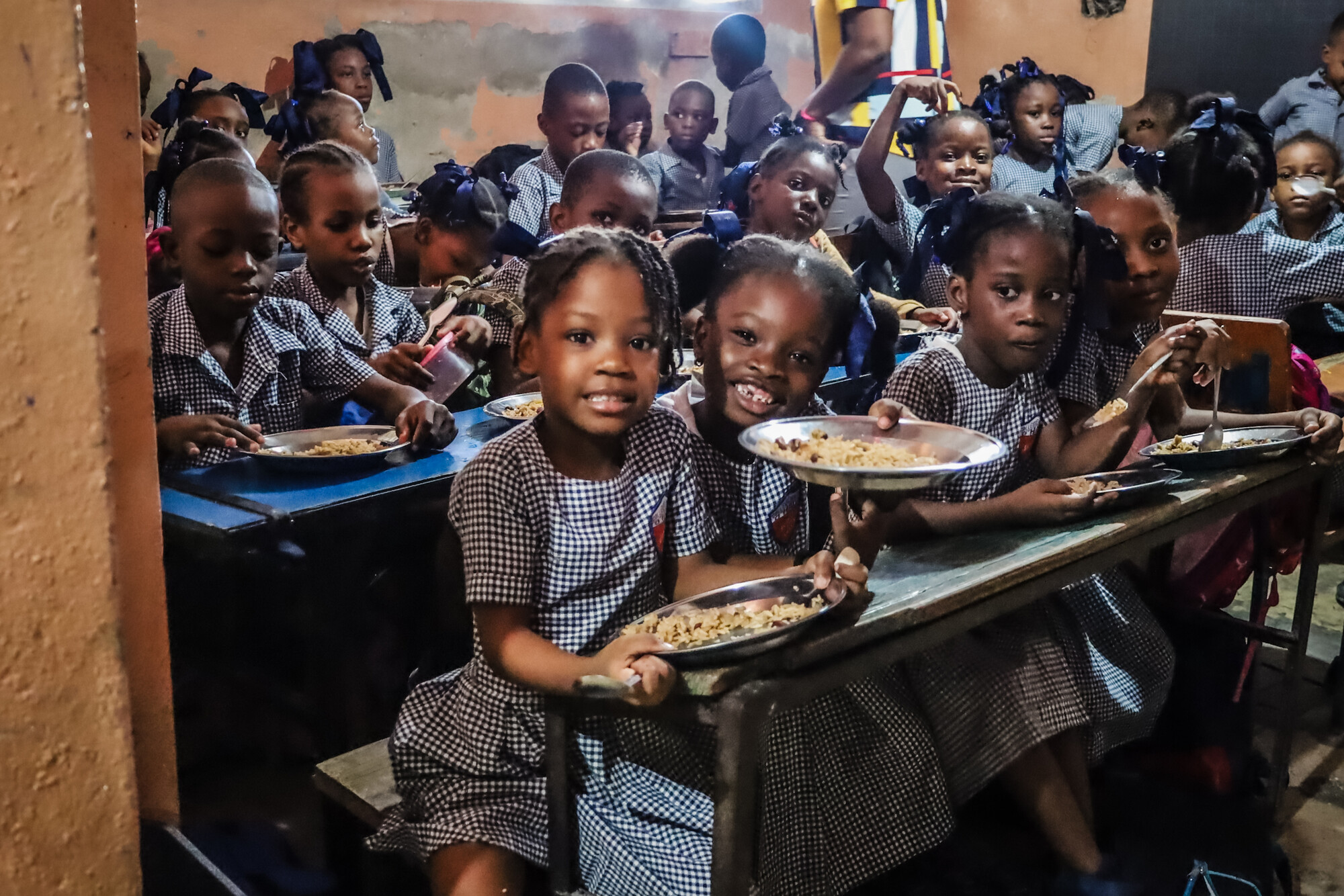 Crianças comendo a refeição oferecida pela Marys' Meals numa escola em Porto príncipe, Haiti. Foto JEANNE WILL VICTORIA ONELIEN