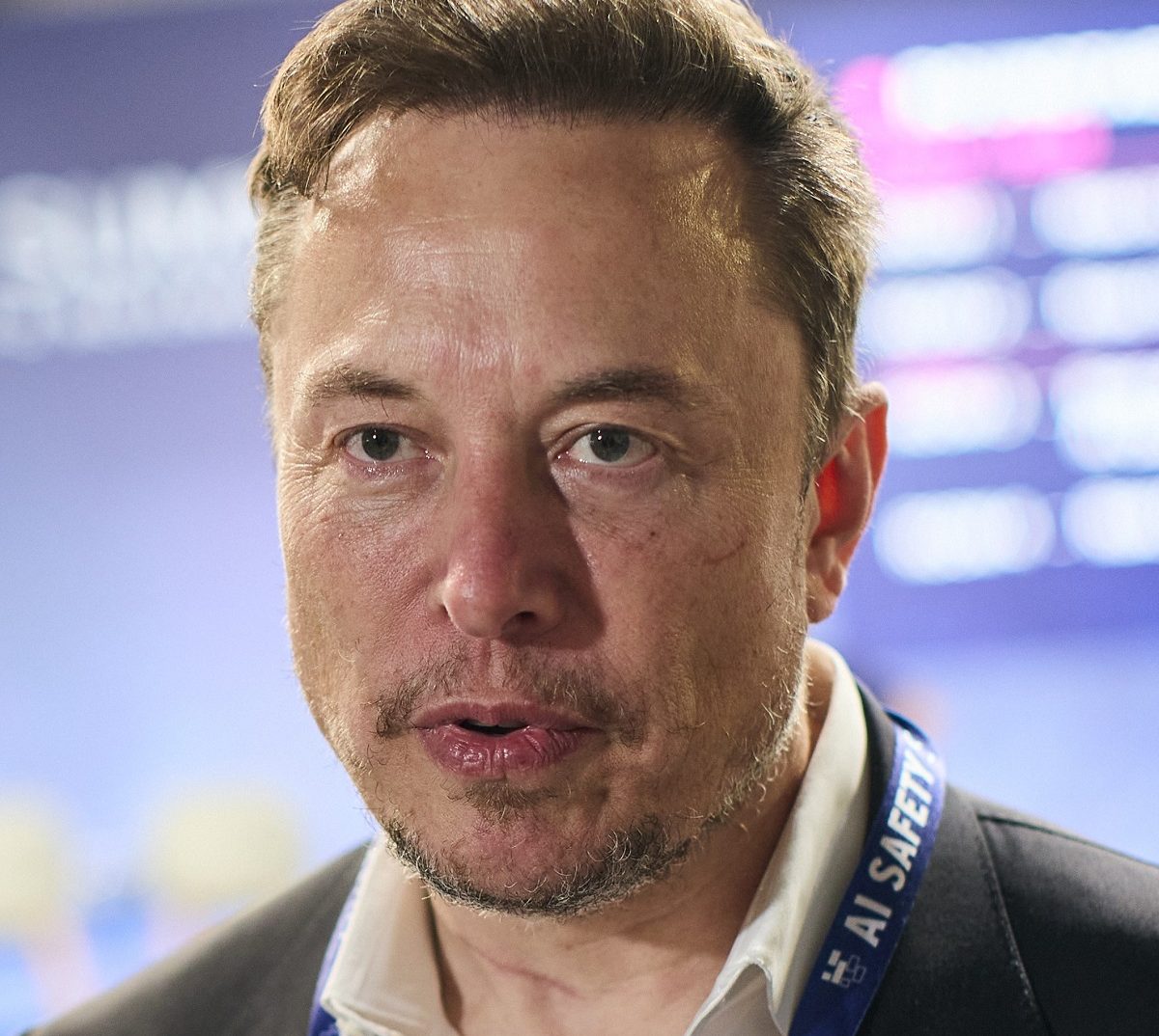 Elon Musk no AI Summit at Bletchley Park (UK, 2023). Foto Marcel Grabowski / UK Government/ Wikimedia Commons.