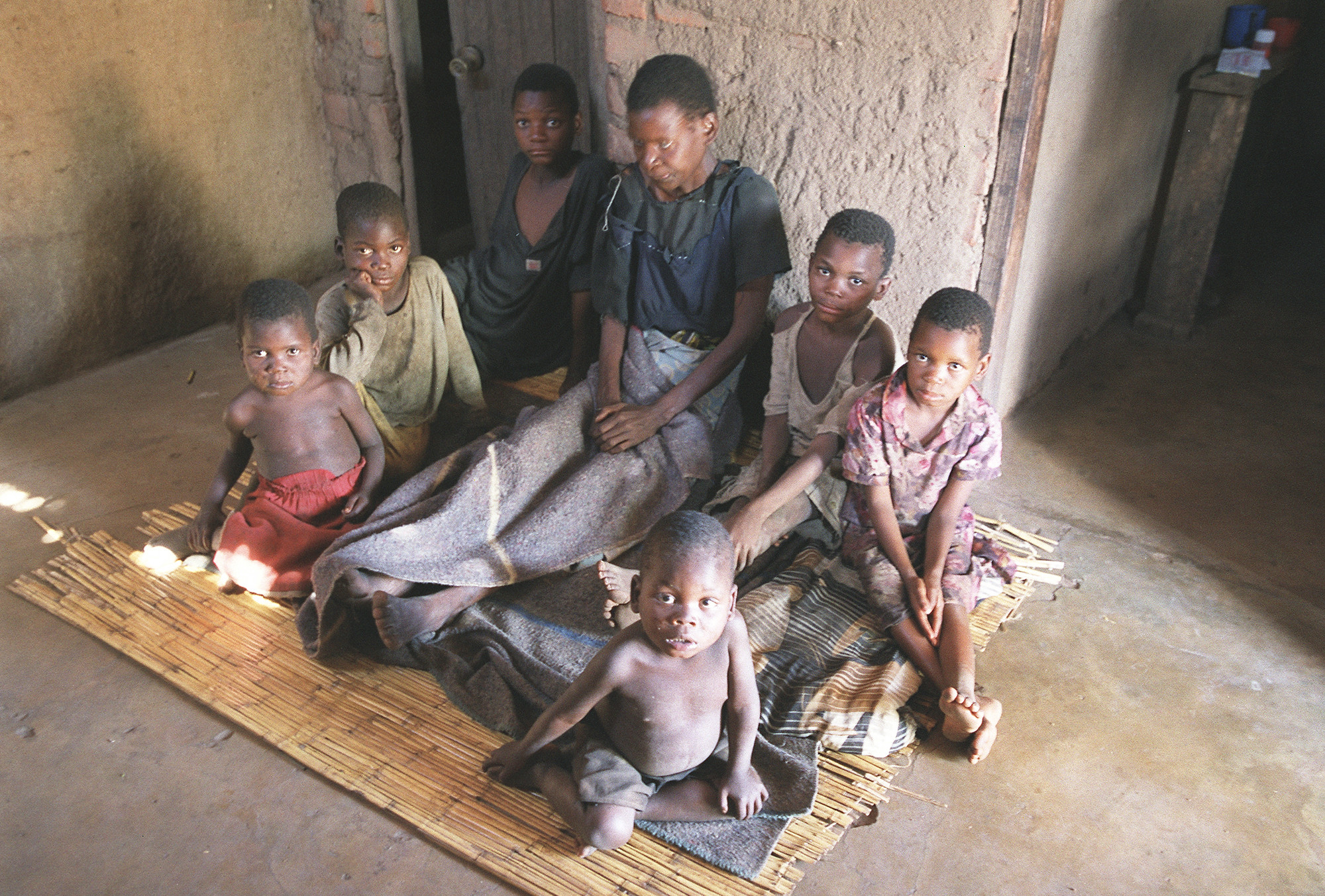 Emma e os seis filhos, incluindo Edward. Foto Mary's Meals