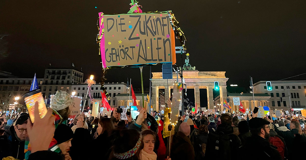 Manifestação em Berlim, em Janeiro 2025, contra a extrema-direita e em defesa da democracia: “O futuro pertence a todos”, lê-se no cartaz. Foto © Helena Araújo