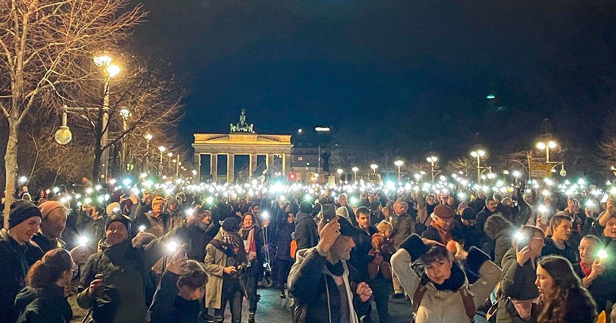 Manifestação em Berlim , em Janeiro 2025, contra a extrema-direita e em defesa da democracia: “A Democracia é um jogo de diálogo, atenção às diferentes perspectivas, negociação e concessão.” Foto © Helena Araújo