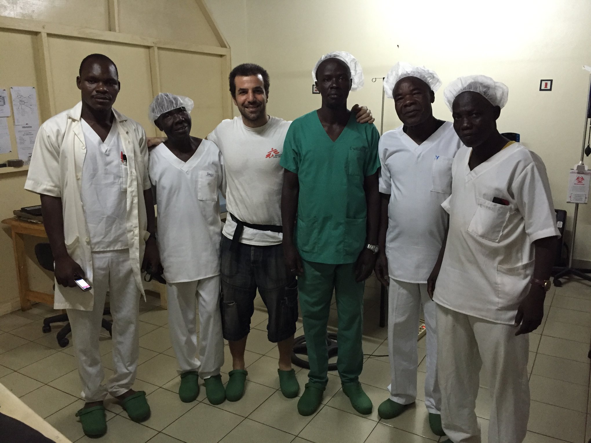 Gustavo Carona com alguns dos enfermeiros com quem trabalhou na República Central Africana. Foto DR
