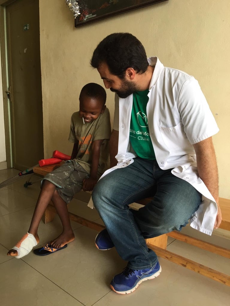 Gustavo Carona com criança baleada no Burundi. Foto DR