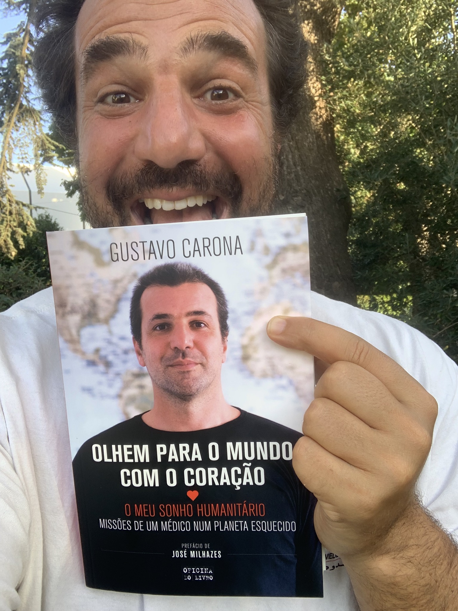 Gustavo Carona com o mais recente livro, Olhem para o mundo com o coracao. Foto DR