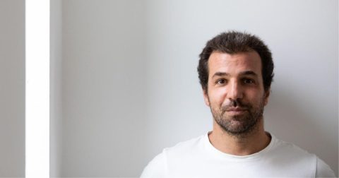 Gustavo Carona, fotografado em 2021. © Rui Duarte Silva/Expresso, cedida pelo autor e pelo jornal