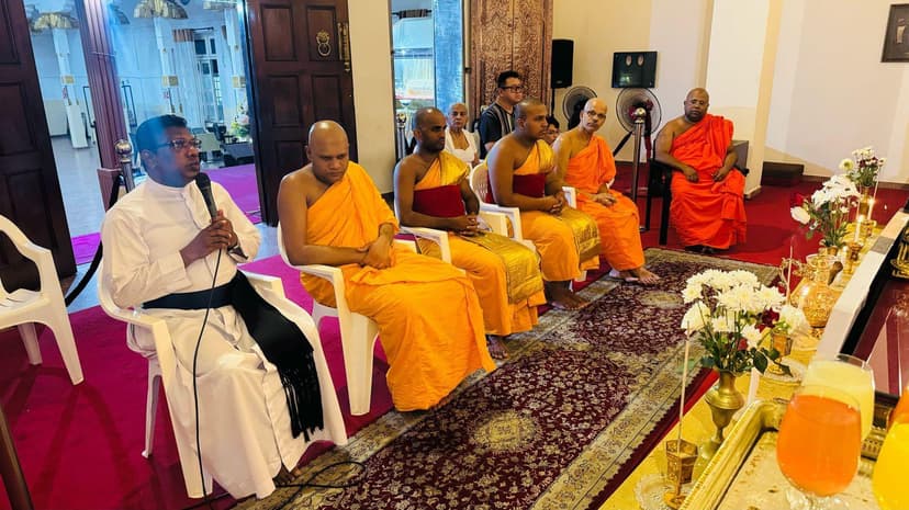 Líderes religiosos rezam pela saúde do Papa no templo budista Mahabodhu, em Colombro, Sri Lanka. 24 de fevereiro de 2025, Foto Jude Chryshantha