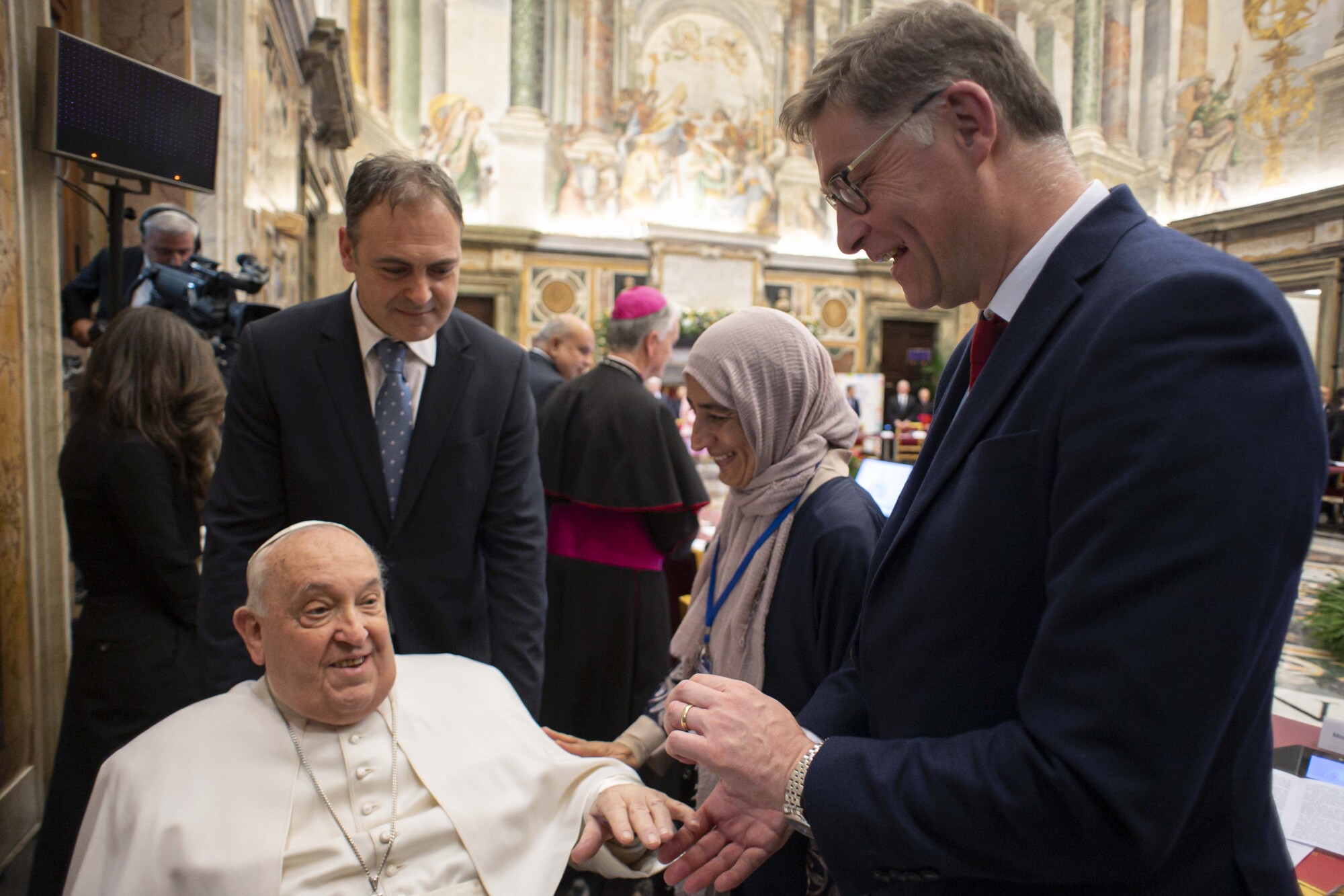 Magnus MacFarlane-Barrow saúda o Papa, durante a cimeira dos direitos das crianças, fevereiro 2025. Foto Vatican Media