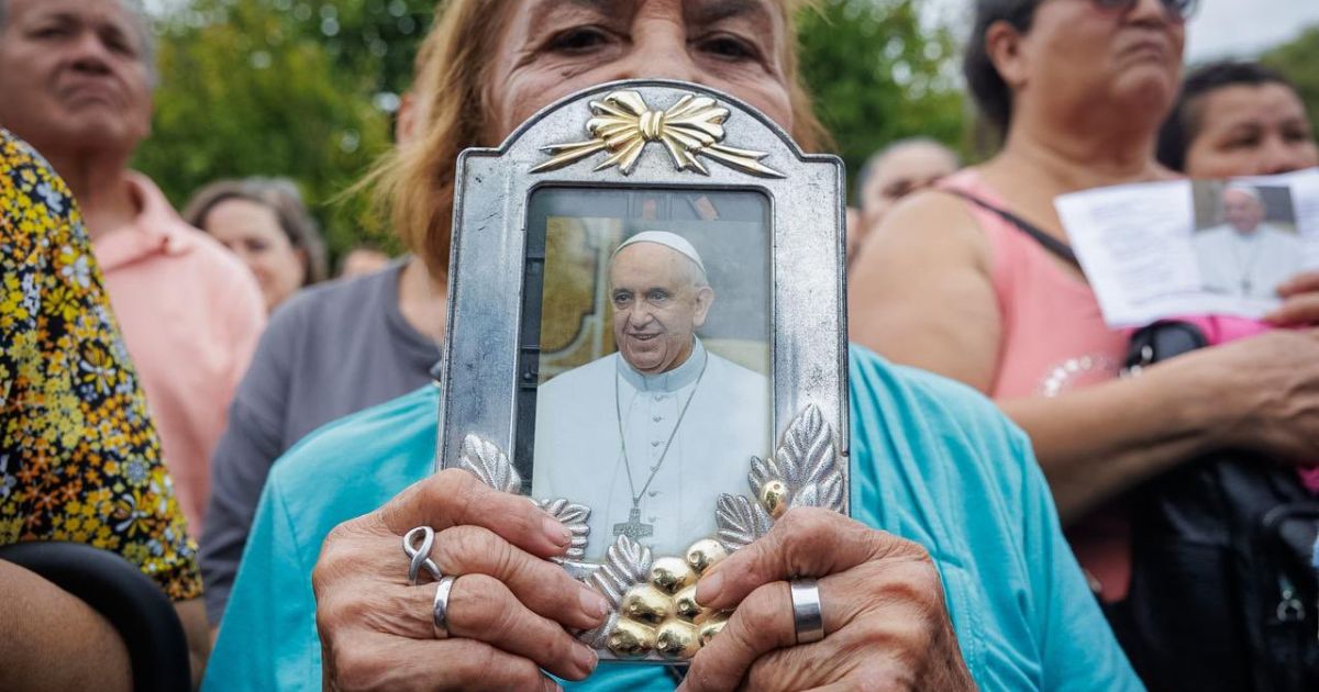 Milhares de fiéis encheram a Plaza Constitución, em Buenos Aires, para a missa pela recuperação do Papa. 24 de fevereiro de 2025. Foto @CrisAlvarezRod Milhares de fiéis encheram a Plaza Constitución, em Buenos Aires, para a missa pela recuperação do Papa. 24 de fevereiro de 2025. Foto @CrisAlvarezRod