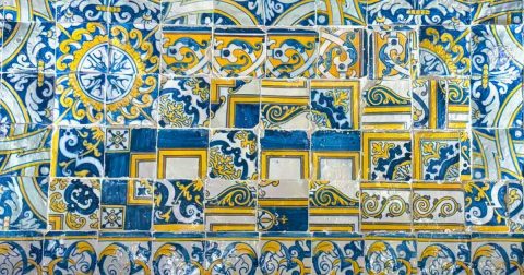 Como "um azulejo fora do sítio" levou uma comunidade a querer crescer (na Fé e não só) Os azulejos "fora do sítio" da Capela do Hospital de Santa Marta. Direitos reservados