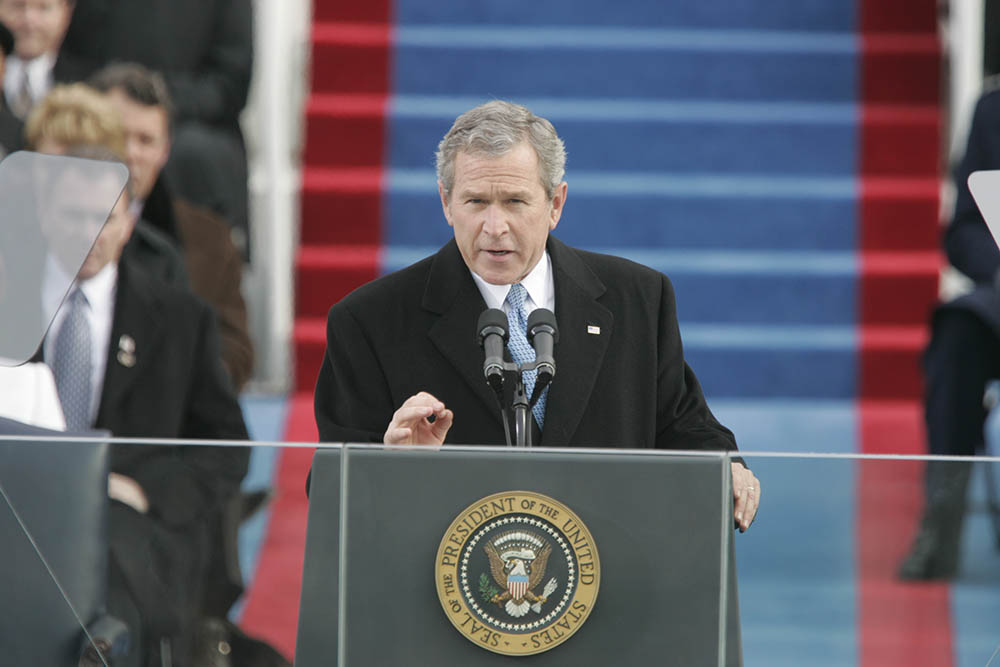 George W. Bush foi buscar versículos bíblicos para justificar a sua guerra e converter os seus aliados incrédulos a apoiá-lo. Foto: Records of the White House Photo Office (George W. Bush Administration), 1/20/2001 - 1/20/2009. Domínio público, via Wikimedia Commons.
