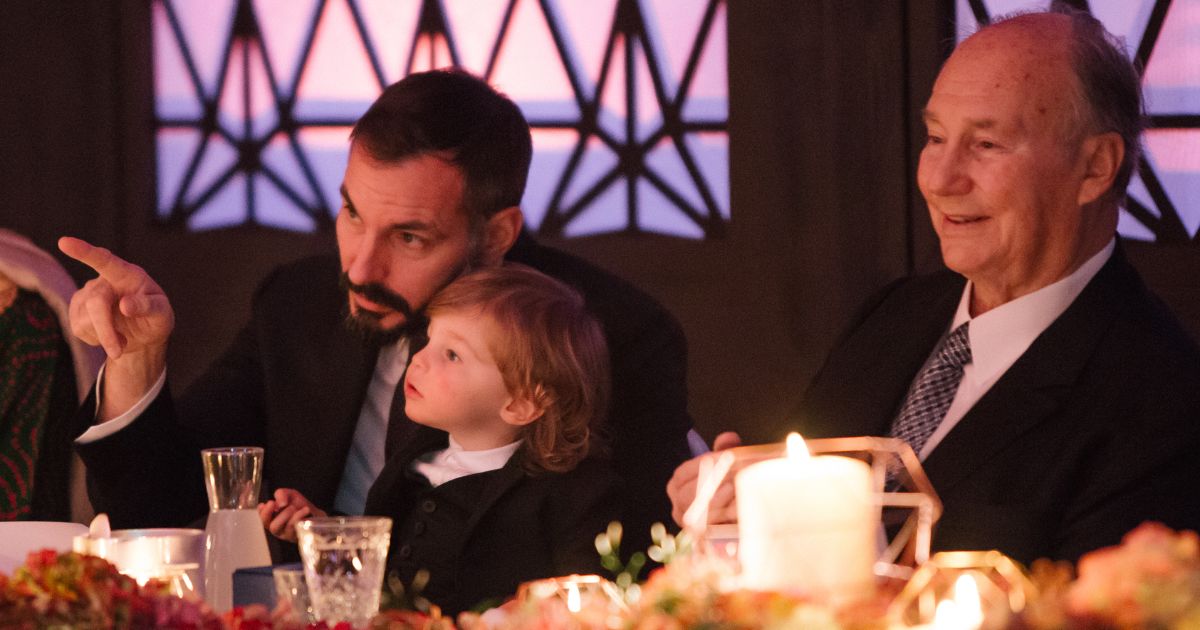 O príncipe Rahim mostra um elemento da decoração ao jovem príncipe Irfan enquanto a princesa Salwa e Sua Alteza o Aga Khan IV observam. Crédito: Farhez Rayani