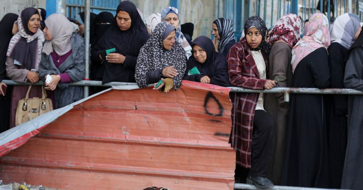 UNRWA Mulheres em Gaza fazem fila num ponto de distribuição de alimentos