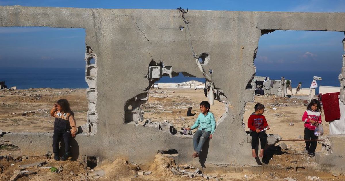 UnicefEyad El Baba Crianças se reúnem em um prédio destruído em Al Nuseirat, no centro da Faixa de Gaza