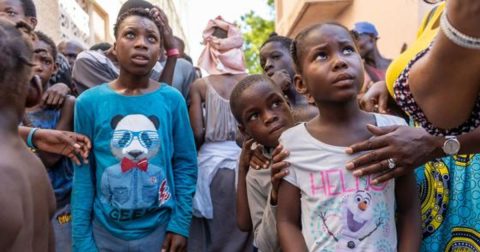 UnicefRalph Tedy Erol Crianças deslocadas pela violência de gangues no Haiti esperam na fila por comida
