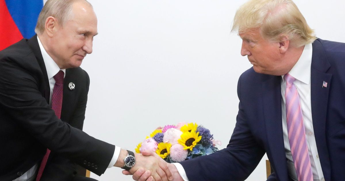 Vladimir Putin com Donald Trump durante encontro À margem da cúpula do G20 em Osaka, 28 de junho de 2019. Foto Kremlin.ru