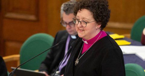 a bispa de Stepney, Joanne Grenfell, discursa durante o Sínodo da Igreja de Inglaterra. Foto Church of England