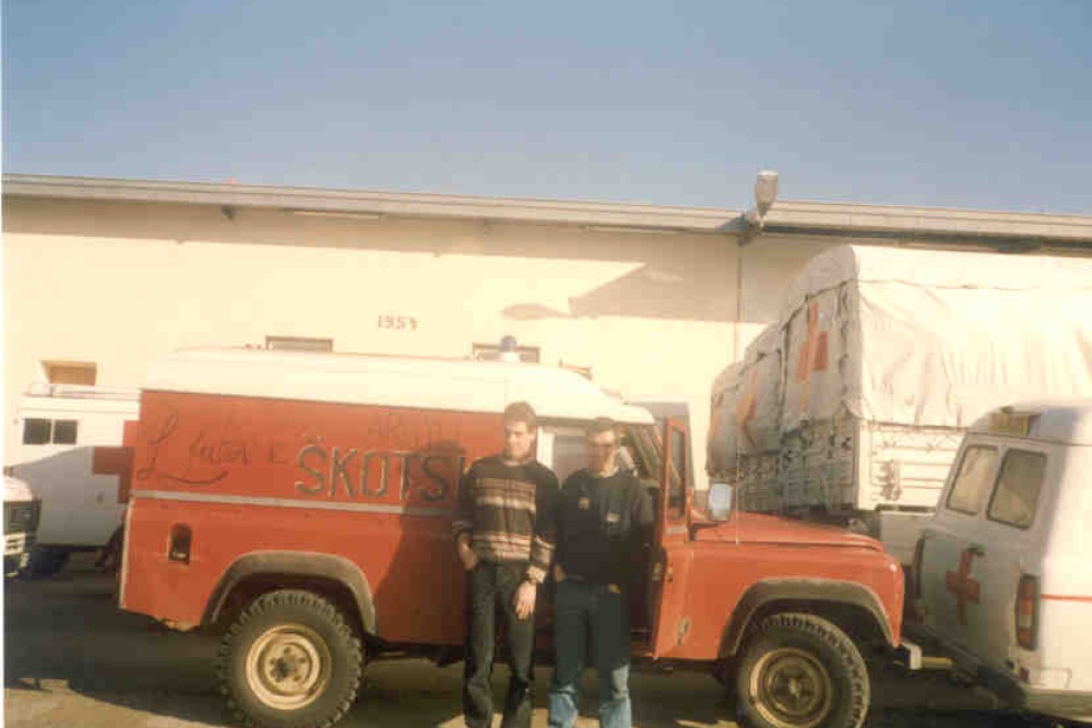Magnus e o irmão a caminho da Bósnia, em 1992. Foto Mary's Meals