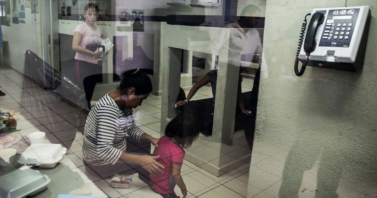 © UnicefAdriana Zehbrauskas Migrantes da América Central em uma estação de migração localizada entre o México e o Texas © UnicefAdriana Zehbrauskas Migrantes da América Central em uma estação de migração localizada entre o México e o Texas