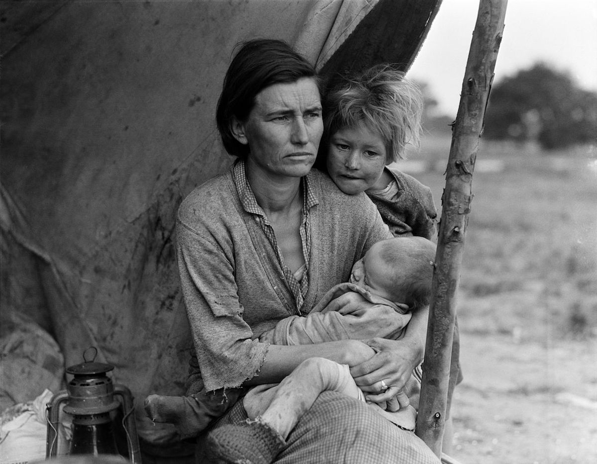 Uma família de trabalhadores agrícolas migrantes, com sete crianças com fome. A mãe tem 32 anos e vivem de forma indigente no campo de apanhadores de ervilhas, em Nipomo, Califórnia. Estas pessoas tinham acabado de vender a sua tenda para poderem comprar comida. Dorothea Lange, Public domain, via Wikimedia Commons