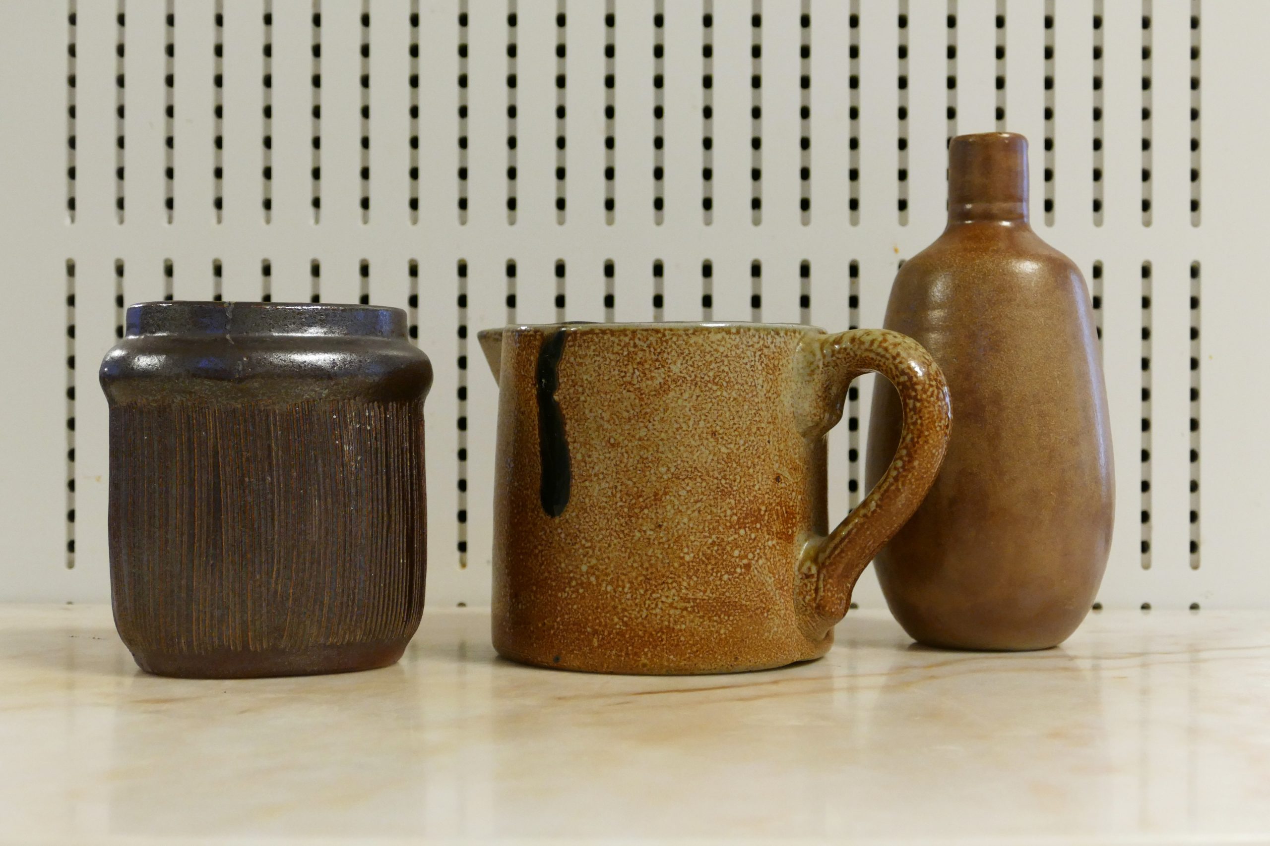 [Vasos em grés produzidos nos antigos fornos da cerâmica Jerónimo Pereira Campos, Filhos, Lda, Alvarães, Viana do Castelo © fotografia: Joaquim Félix]