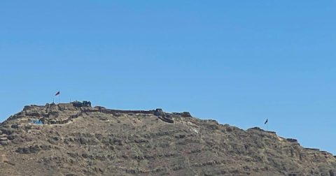 Arménia e Azerbaijão anunciam acordo para a paz Armenian Azerbaijani border in Yeraskh - the two flags showing that Armenia and Azerbaijan borders are very close to each other. Photo Carla KhijoyanWCC