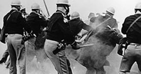 Domingo Sangrento - Polícia do Alabama ataca manifestantes de Selma para Montgomery, 1965. Foto: Federal Bureau of Investigation, domínio público, via Wikimedia Commons