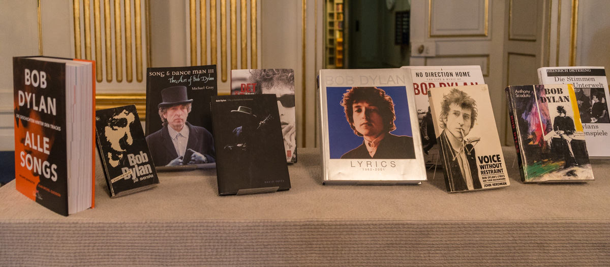 Anúncio do Prémio Nobel da Literatura de 2016 para Bob Dylan. Foto © Frankie Fouganthin, CC BY-SA 4.0 , via Wikimedia Commons