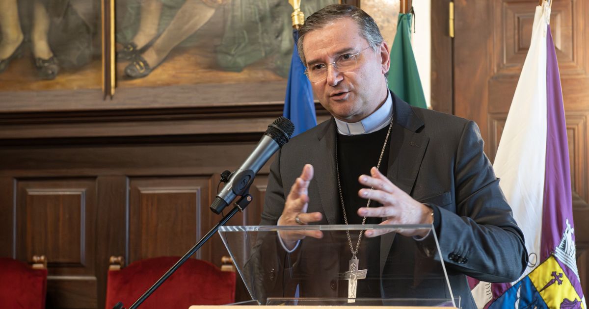 Cardeal Américo Aguiar discursa na cerimónia de entrega da Medalha da Cidade de Setúbal, 7 de fevereiro 2025. Foto Diocese de Setúbal Cardeal Américo Aguiar discursa na cerimónia de entrega da Medalha da Cidade de Setúbal, 7 de fevereiro 2025. Foto Diocese de Setúbal