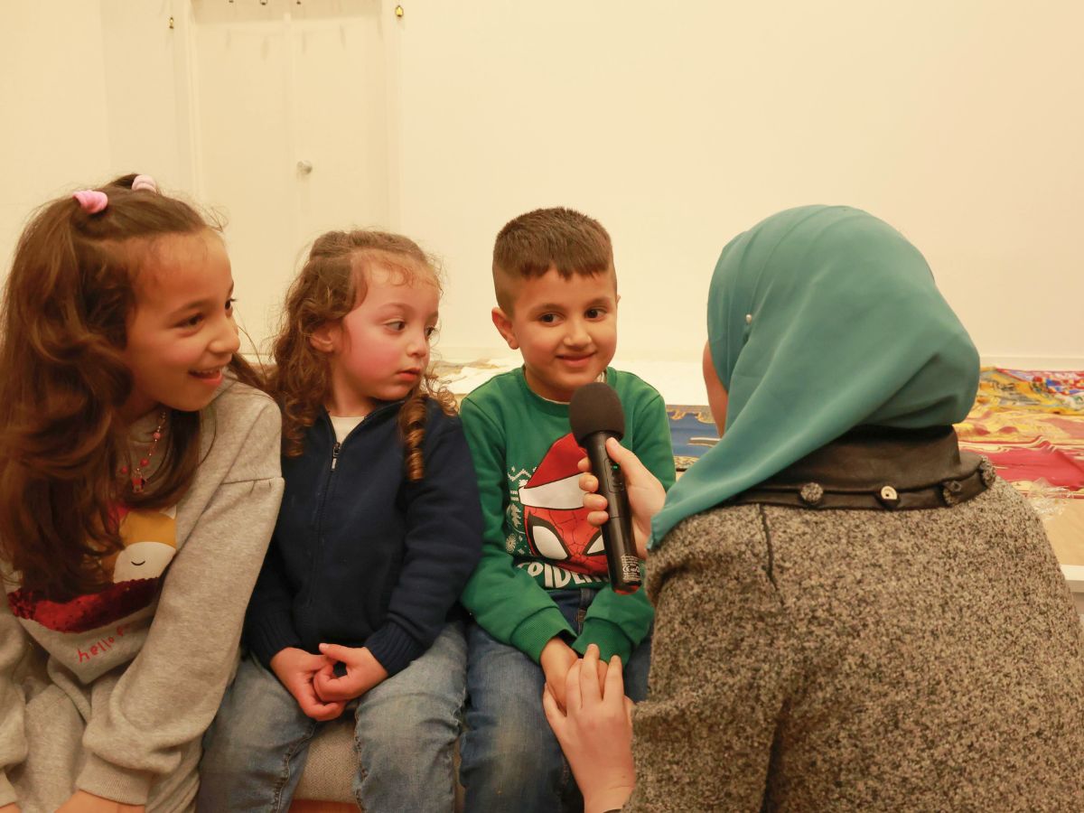 Crianças recitam versículos do Alcorão durante o Iftar comunitário organizado pela AFAQ. Foto MEERU