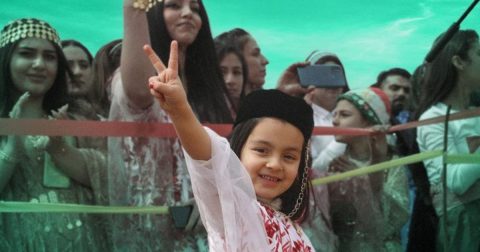 Na Síria, os curdos já podem celebrar o Naw-Ruz, e todos se juntam à festa Curdos voltam a poder celebrar o Naw-Ruz na Síria, em liberdade. Foto The Global Coalition