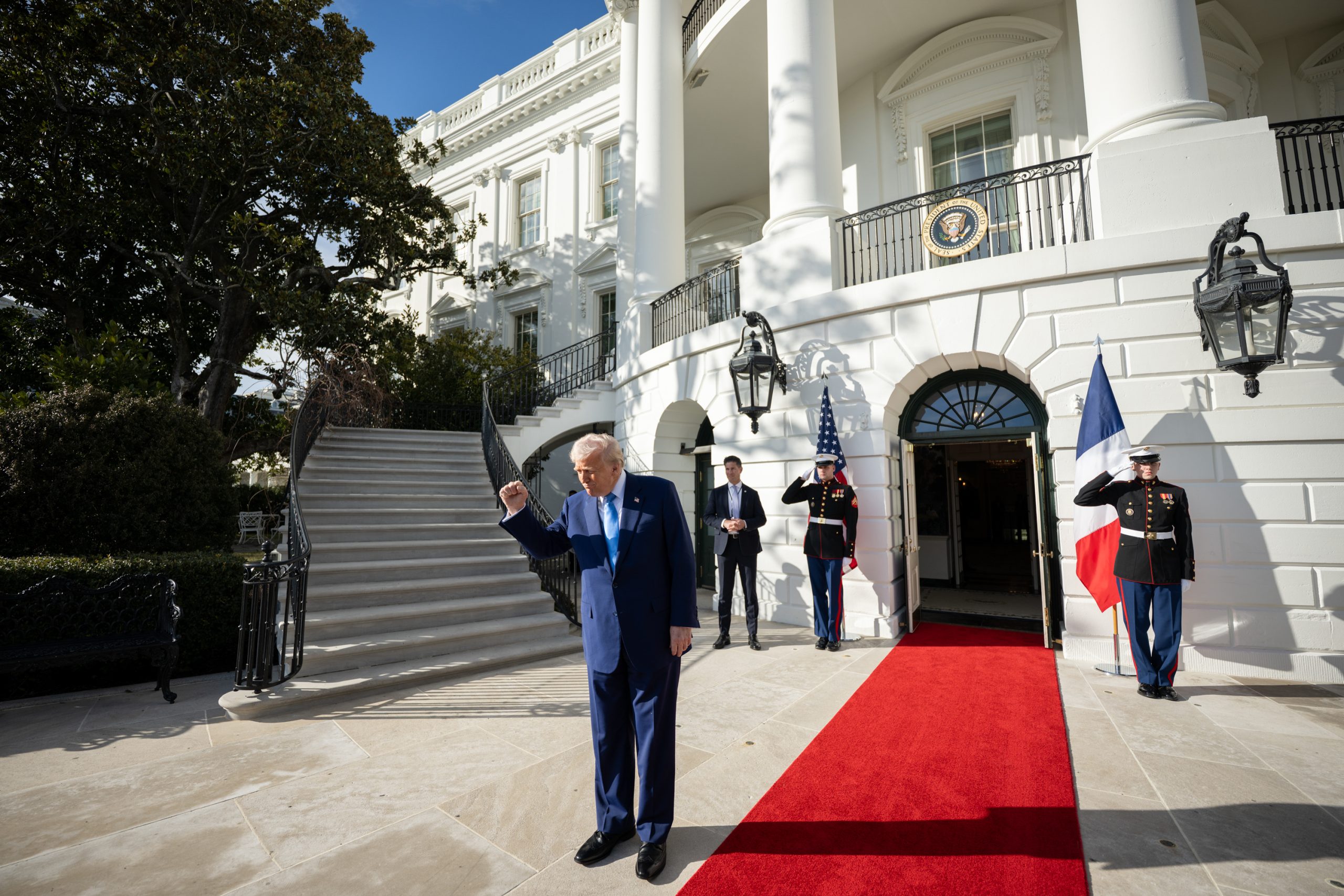 Donald Trump à entrada da Casa Branca. Foto The White House