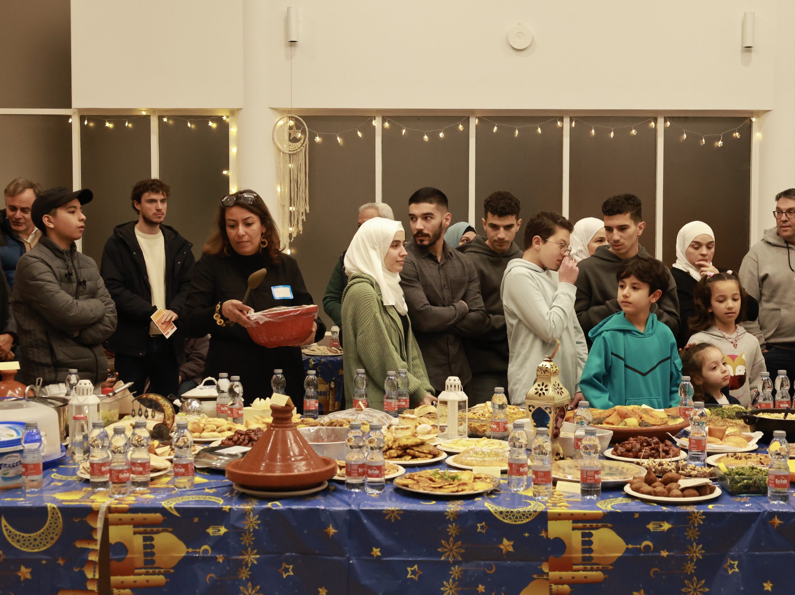 Iftar comunitário organizado pela AFAQ no espaço do projeto Porta, 8 março 2025. Foto MEERU