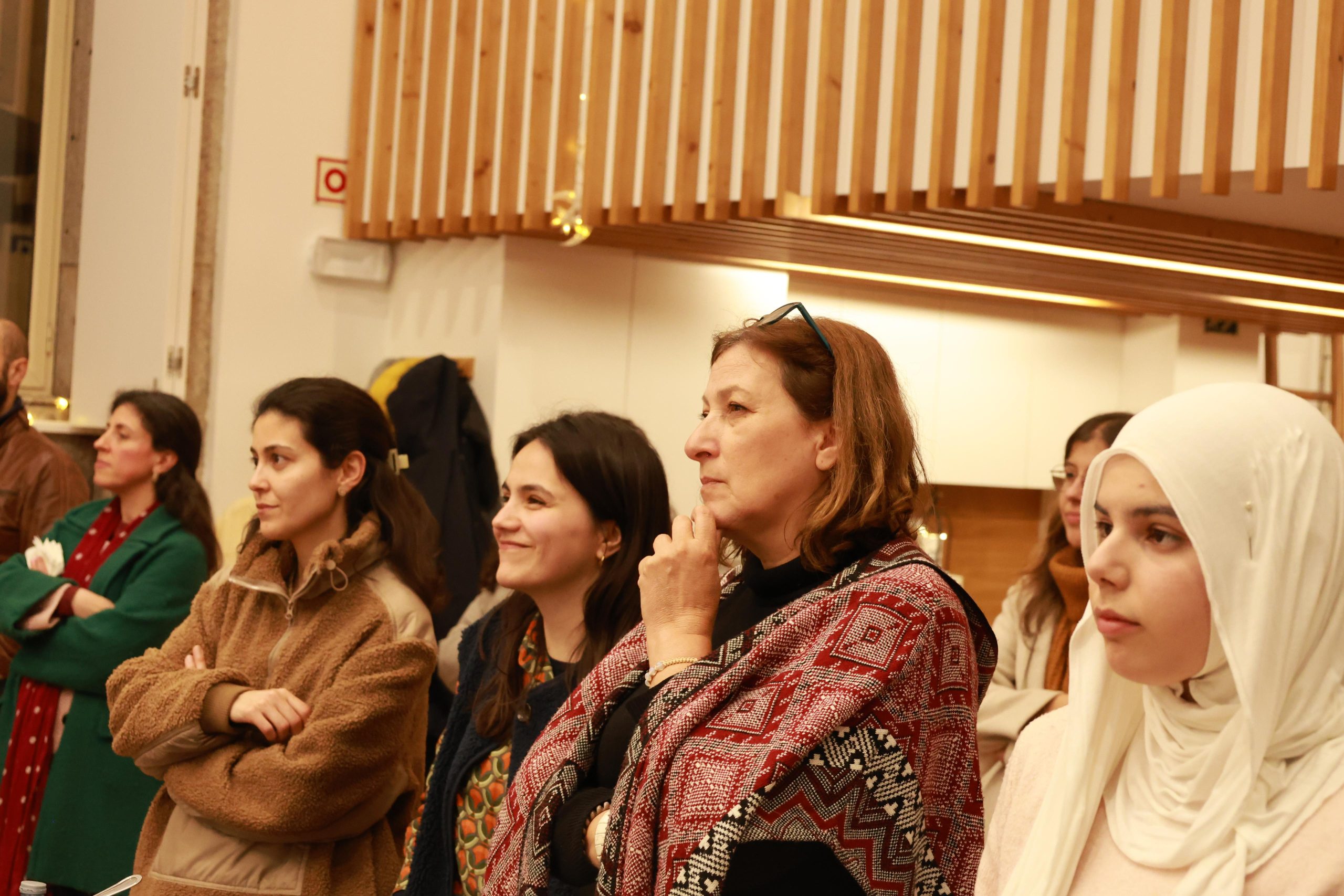 Isabel Martins da Silva, ao centro, durante o Iftar comunitário organizado pela AFAQ. Foto MEERU