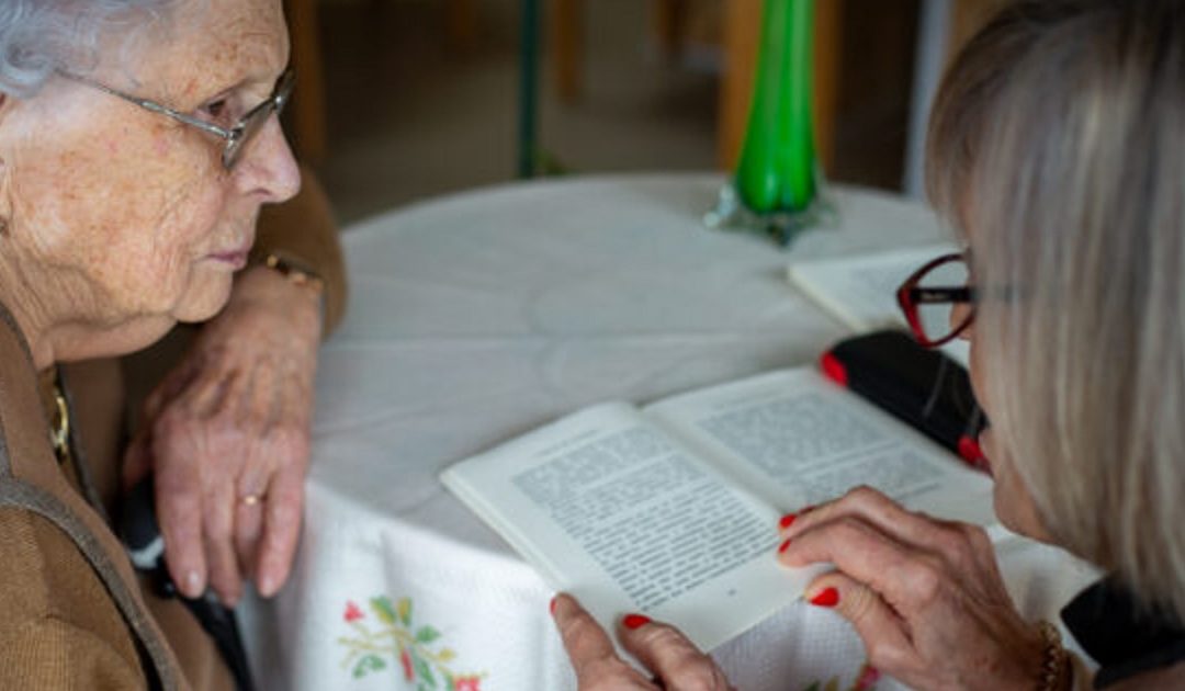 Voluntários leem para idosos em Coimbra e quebram o isolamento
