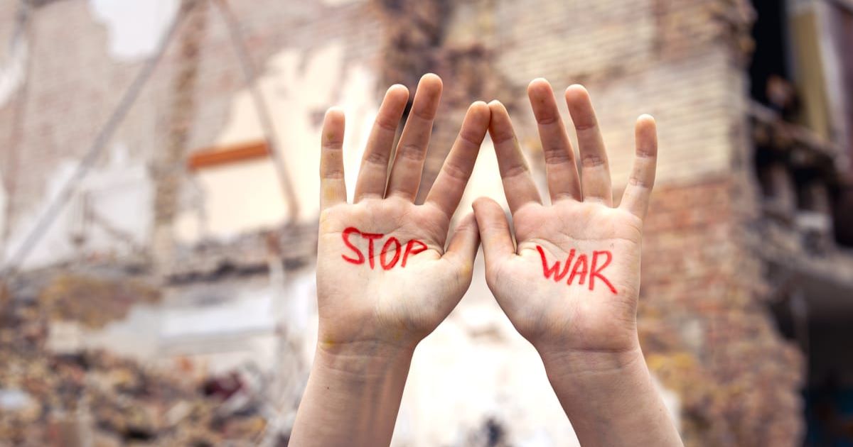 Mãos levantadas com um pedido Parem a guerra. Foto Freepik
