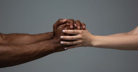 No Jubileu dos Migrantes, uma "jornada" para pensar o papel dos católicos no seu acolhimento Mãos unidas. Foto Volodymyr Melnyk