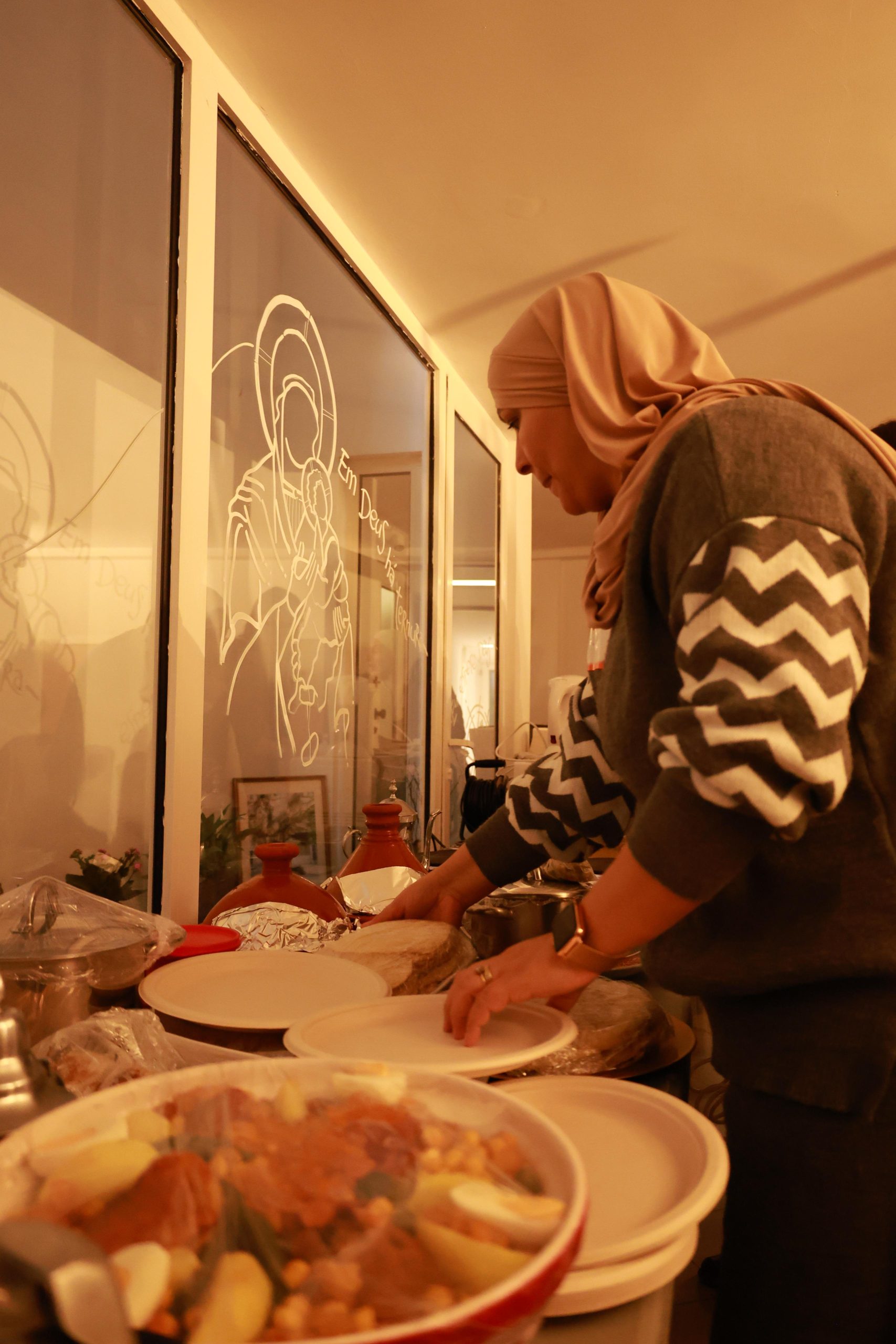 Nos bastidores do Iftar comunitário organizado pela AFAQ. Foto MEERU