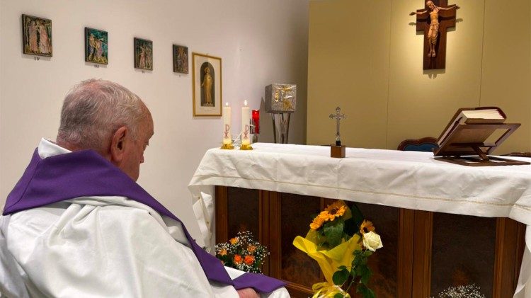 O Papa na capela privada do décimo andar do Hospital Gemelli (© Sala de Imprensa da Santa Sé)