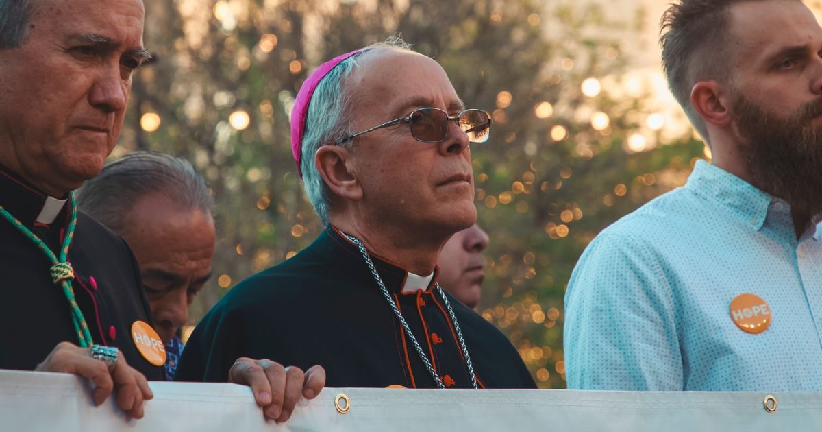 O bispo Mark Seitz, de El Paso, na marcha pela dignidade humana, que liderou em março de 2024. Foto Diocese de El Paso