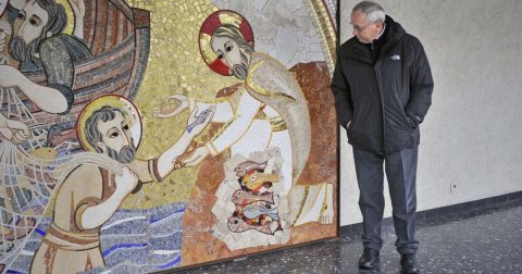 O mosaicista Marko Rupnik em frente a uma de suas obras do Caminho da Alegria em Genebra © SJ-BildCéline Fossati