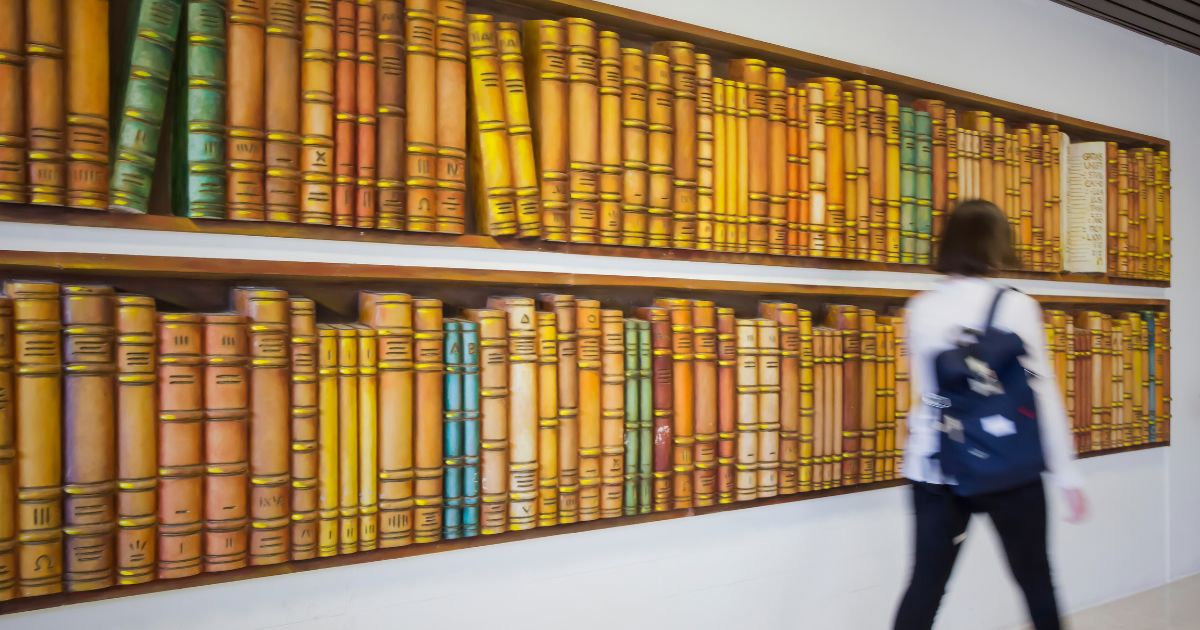 Obra "Os Livros", de Emília Nadal, exposta no átrio da Biblioteca Universitária João Paulo II, na UCP. Foto UCP