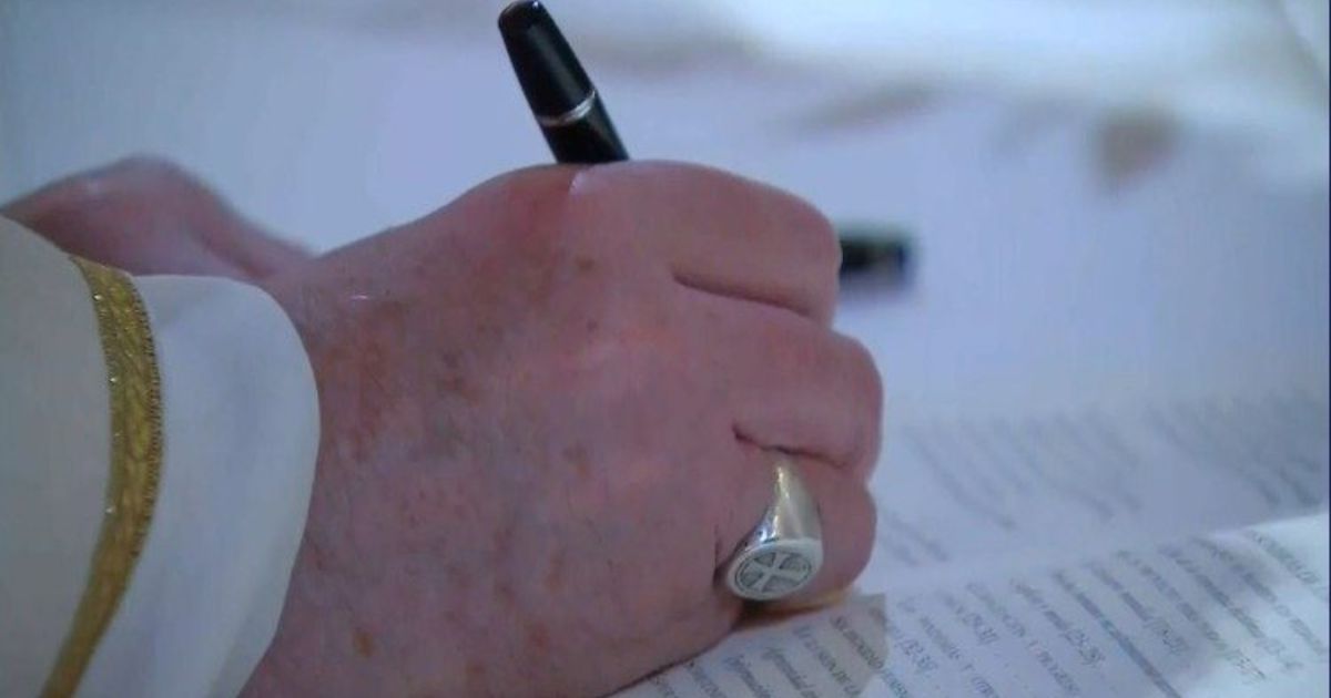 Papa Francisco toma notas em documento. Foto Vatican Media Papa Francisco toma notas em documento. Foto Vatican Media