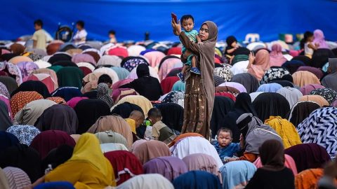 Muçulmanos no Ramadão. Foto © EMMAN A. FORONDA, CC BY-SA 4.0 , via Wikimedia Commons