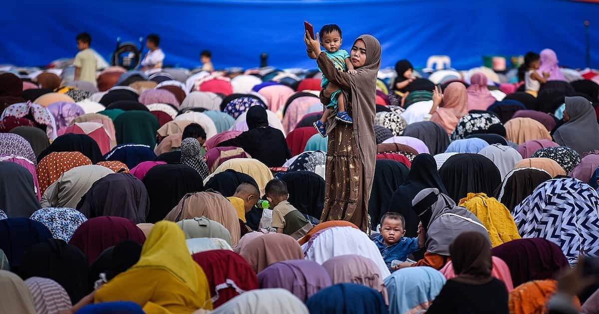 Muçulmanos no Ramadão. Foto © EMMAN A. FORONDA, CC BY-SA 4.0 , via Wikimedia Commons