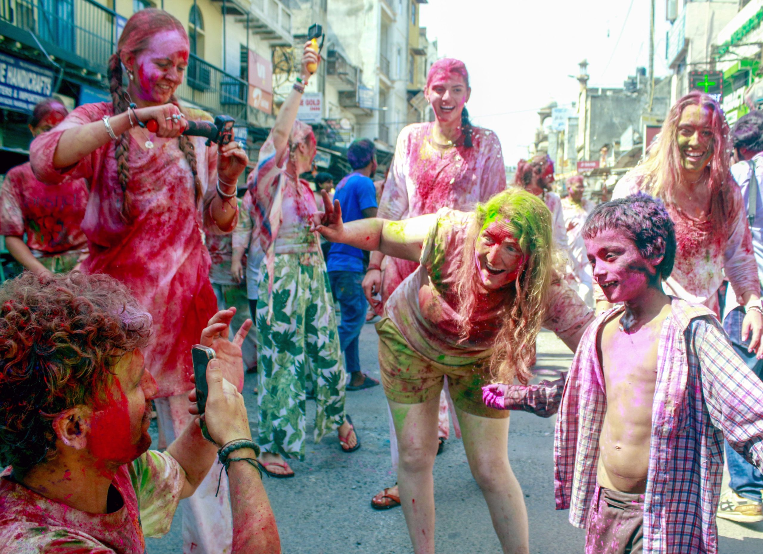 Turistas juntam-se às celebrações do festival Holi. Foto @airnewsalerts