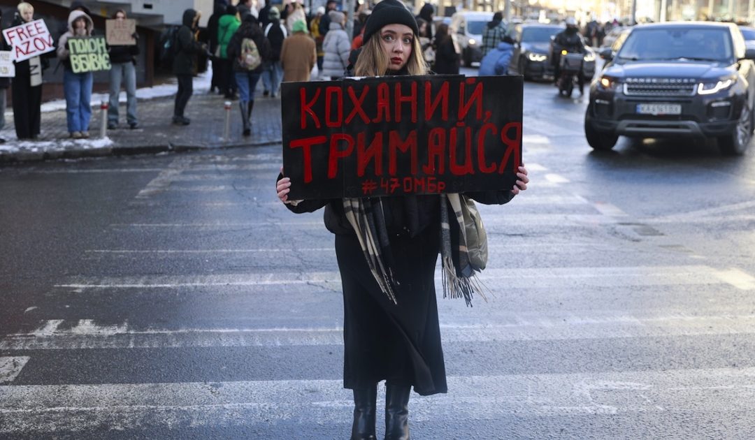 Rússia comete crimes de guerra no tratamento de presos de guerra e civis