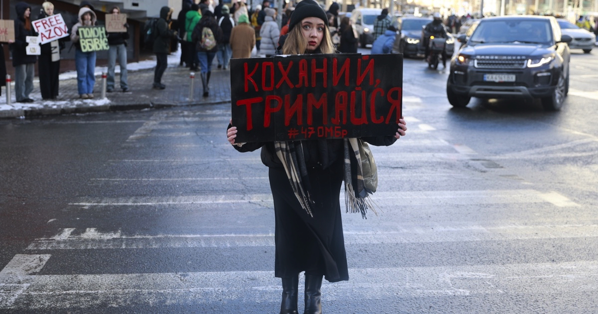 Alina Potapova segura um cartaz numa manifestação em Kiev. O cartaz diz: “Aguenta, meu amor”. O seu noivo desapareceu em julho de 2023, tendo sido mais tarde confirmado que se encontrava em cativeiro na Rússia. Alina não recebeu quaisquer cartas ou fotografias de prisioneiros de guerra ucranianos recentemente libertados. O noivo está incomunicável, o que deixa Alina sem notícias do seu paradeiro ou bem-estar. Foto ©️ Oleksandr Khomenko/Amnistia Internacional